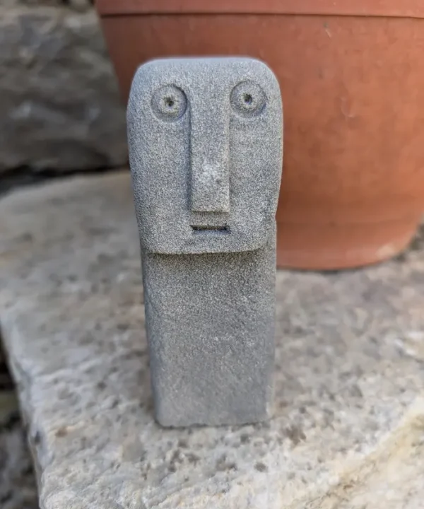 Statuette grise en grès de Sumba, style Moai, 11 cm, décoration artisanale