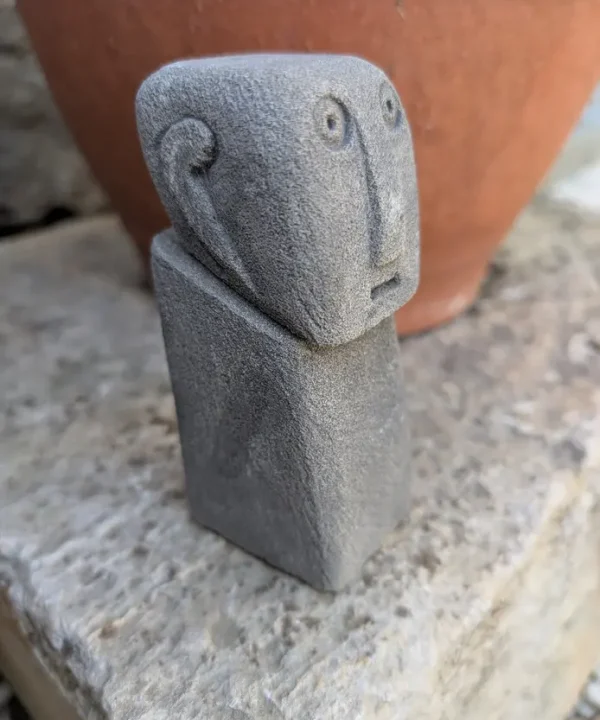 Statuette grise en grès de Sumba, style Moai, 11 cm, décoration artisanale