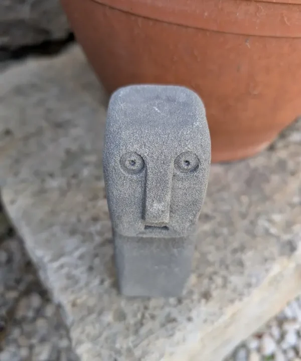 Statuette grise en grès de Sumba, style Moai, 11 cm, décoration artisanale