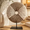 Rond sculptural artisanal Bali coquillages cauris perles naturelles crème sur socle noir