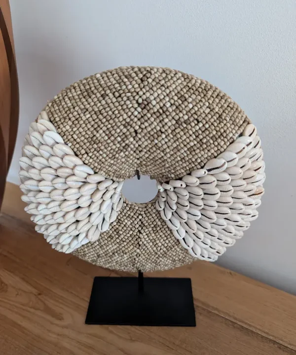Rond sculptural artisanal Bali coquillages cauris perles naturelles crème sur socle noir