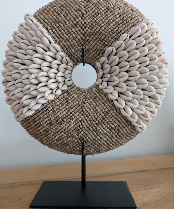 Rond sculptural artisanal Bali coquillages cauris perles naturelles crème sur socle noir