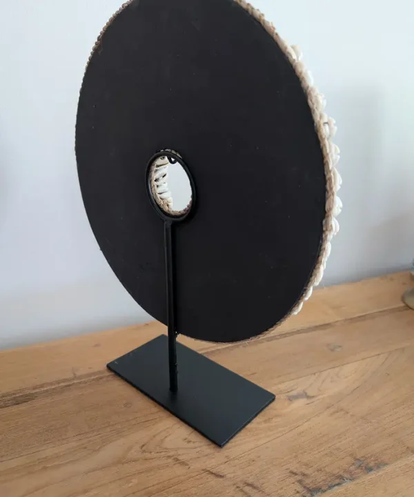 Rond sculptural artisanal Bali coquillages cauris perles naturelles crème sur socle noir