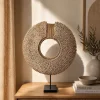 Rond coquillages cauris naturels, fibres tressées, sur socle métal noir Bali artisanal.