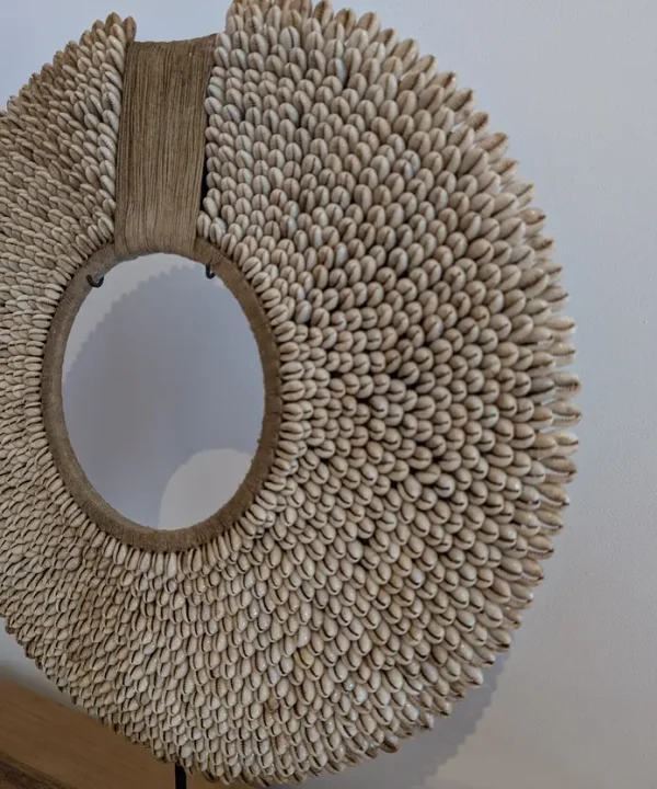Rond coquillages cauris naturels, fibres tressées, sur socle métal noir Bali artisanal.
