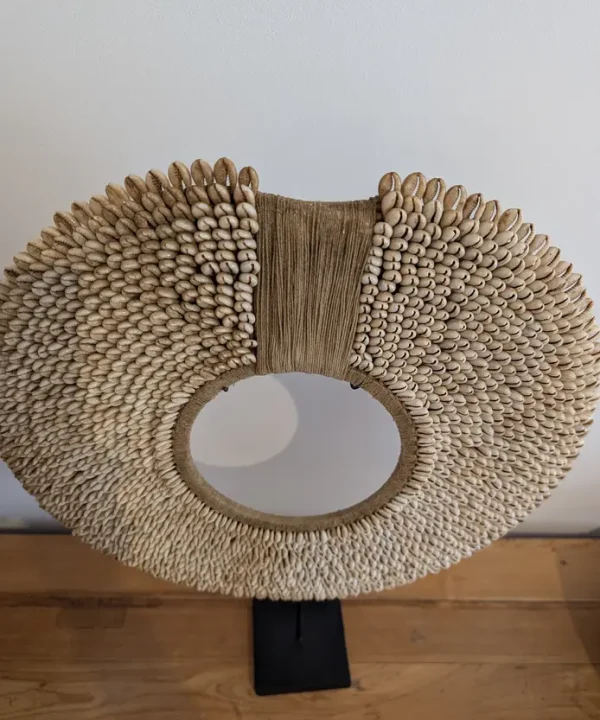 Rond coquillages cauris naturels, fibres tressées, sur socle métal noir Bali artisanal.