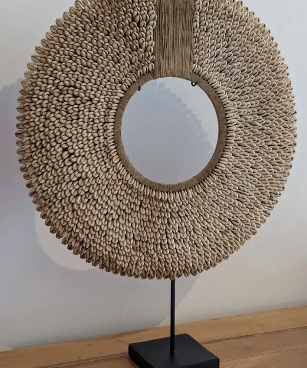 Rond coquillages cauris naturels, fibres tressées, sur socle métal noir Bali artisanal.