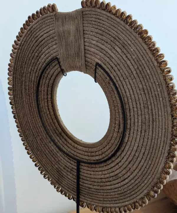Rond coquillages cauris naturels, fibres tressées, sur socle métal noir Bali artisanal.
